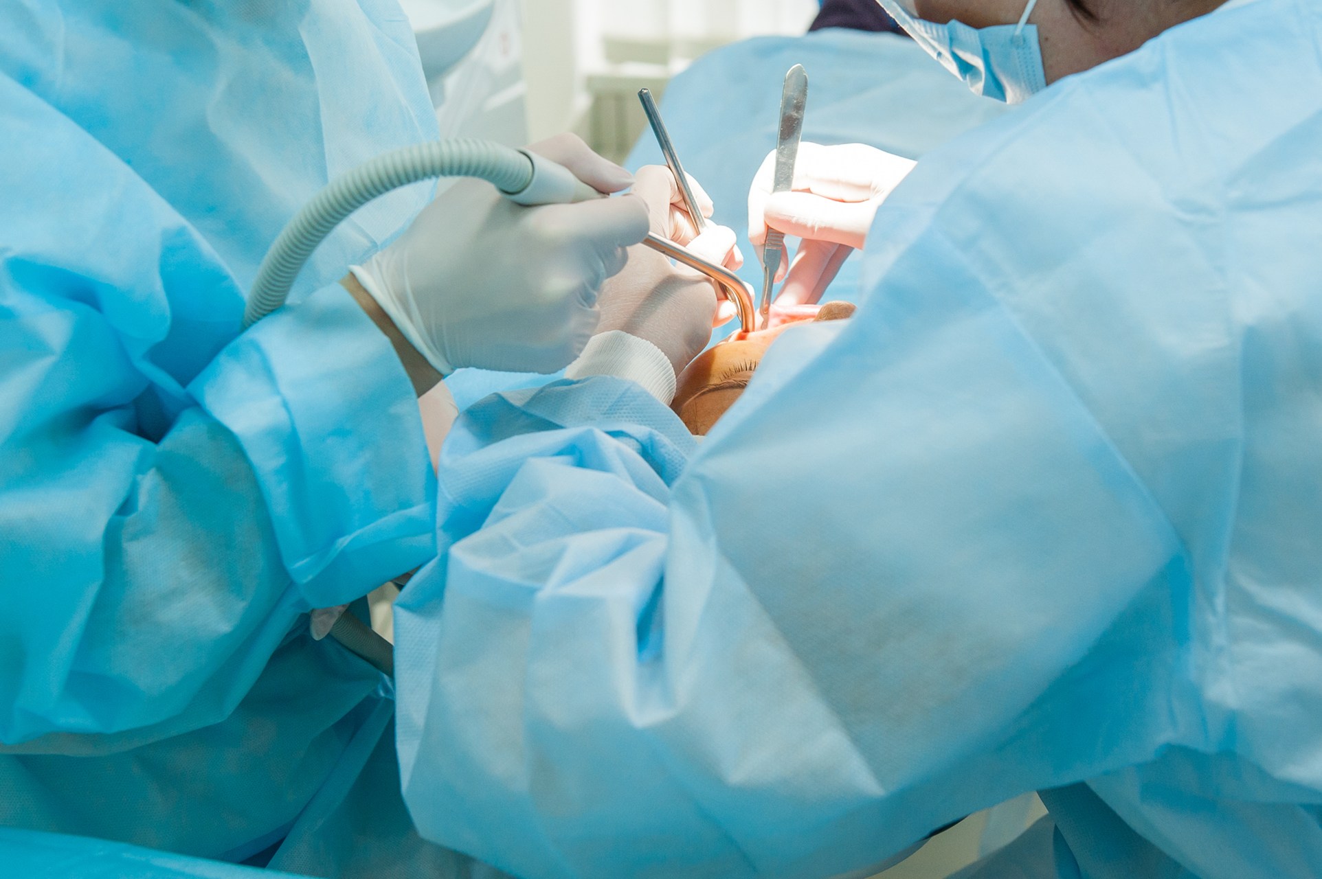 日本口腔外科学会「口腔外科認定医」が2名在籍で安全な治療