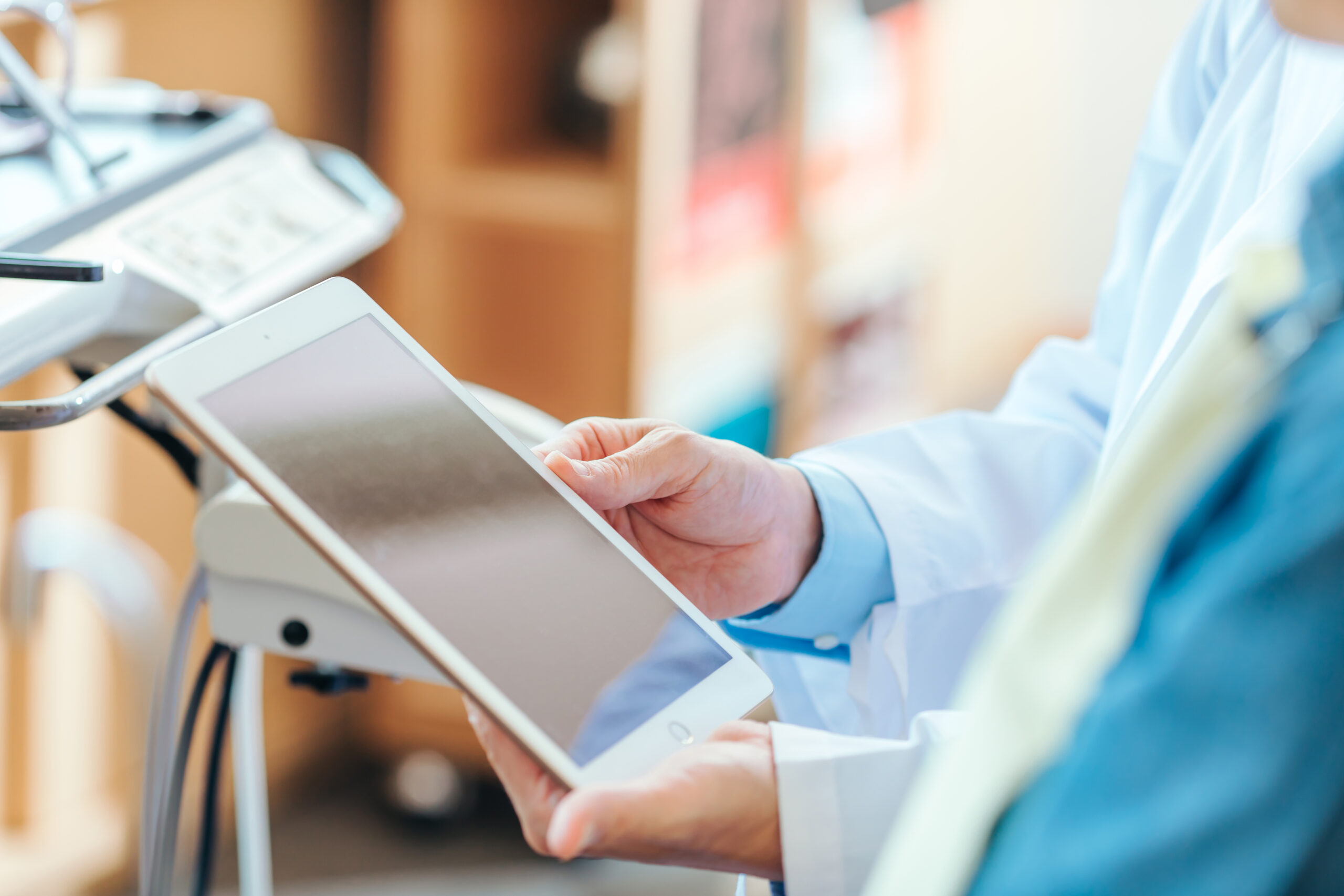 モニターに口腔内画像を映し出す
「可視化された歯科治療」