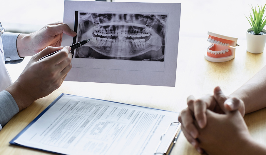 患者さんに寄り添う丁寧なカウンセリング -お口の中を一緒に確認できる-