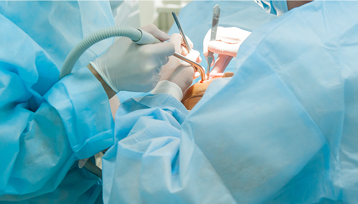 口腔外科学会認定医による安全な外科処置を提供 -最大限痛みに配慮した手術-